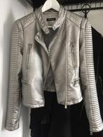 Nieuw zilver fake leather jas, maat xs (kleine s), Kleding | Dames, Jassen | Winter, Ophalen, Nieuw, Maat 34 (XS) of kleiner, Overige kleuren