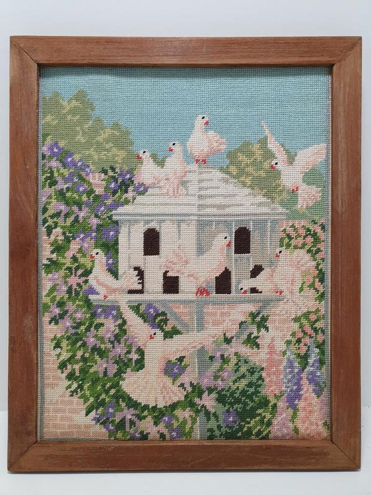 Geborduurd schilderij met duiven en duiventil, Antiek en Kunst, Kunst | Schilderijen | Klassiek, Ophalen of Verzenden