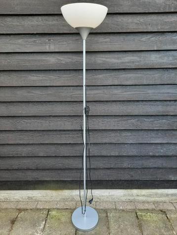 Staande Schemerlamp met plastic witte kap	 beschikbaar voor biedingen