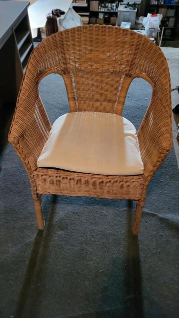 Rieten stoel IKEA. Compleet met crème kleurig kussentje.  beschikbaar voor biedingen