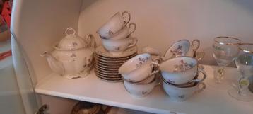 Oud servies beschikbaar voor biedingen