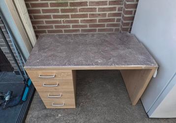 Mooie bureau VASTE PRIJS 40 EURO (ter bescherming kleed) beschikbaar voor biedingen