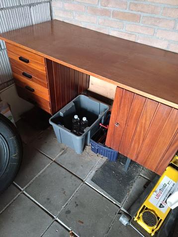 Vintage bureau redelijke staat.  beschikbaar voor biedingen