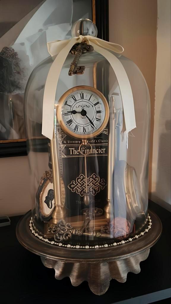 Glazen stolp met plateau en diverse objecten, Huis en Inrichting, Woonaccessoires | Stolpen, Zo goed als nieuw, Ophalen