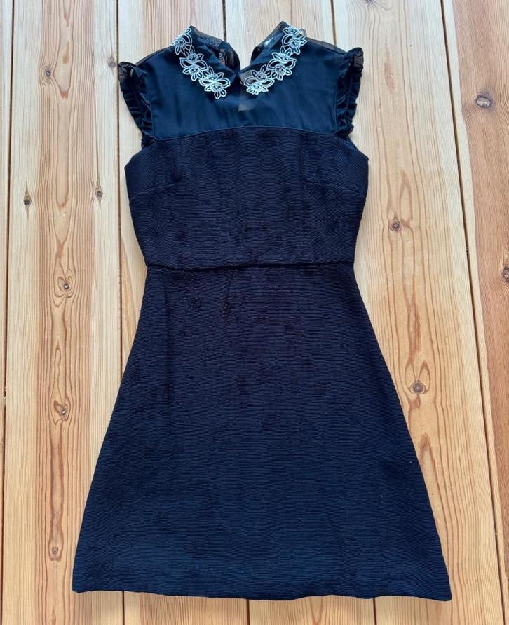 Jurk Sandro - Zwart Bloemenkraag - Maat 36 / Small, Kleding | Dames, Jurken, Zo goed als nieuw, Maat 36 (S), Zwart, Boven de knie