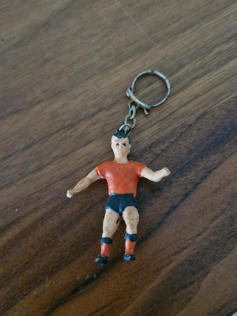 100  Vintage Sleutelhanger Voetballer rood  zwart, Ophalen of Verzenden, Nieuw, Merk