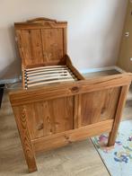 Vintage grenen eenpersoonsbed houtsnijwerk – brocante stijl, Antiek en Kunst, Ophalen