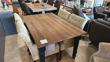 Tafel met 4 stoelen beschikbaar voor biedingen