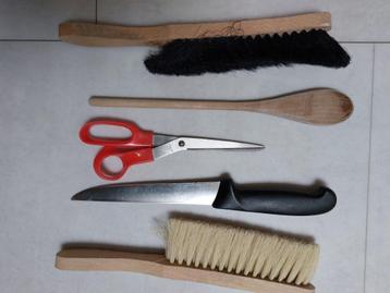 behangset met 2 borstels, snijmes, schaar en roerlepel beschikbaar voor biedingen
