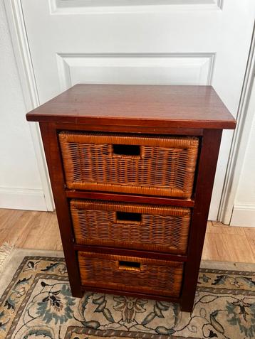 Vintage kastje met rotan mandjes beschikbaar voor biedingen