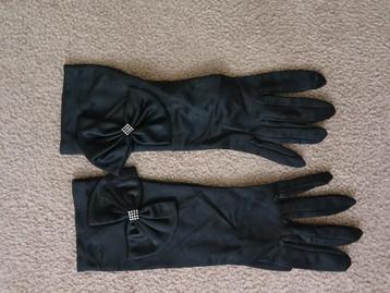 Vintage zwarte handschoenen met strikje beschikbaar voor biedingen