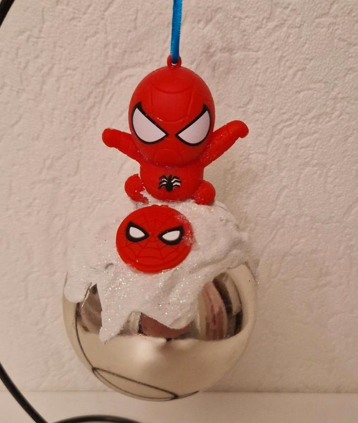 Leuke kerstbal met spiderman, Verzamelen, Disney, Zo goed als nieuw, Beeldje of Figuurtje, Ophalen of Verzenden