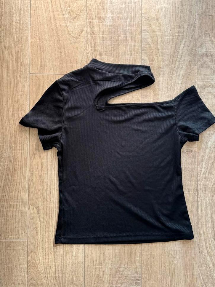 Zwarte Top met Asymmetrische Halslijn, Kleding | Dames, T-shirts, Zo goed als nieuw, Maat 36 (S), Zwart, Korte mouw, Ophalen of Verzenden