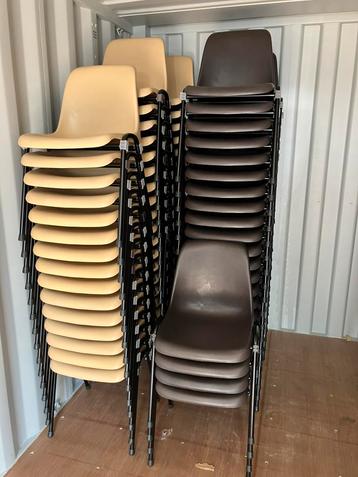 Stapelstoelen beige kantinstoelen kunststof kuipstoelen beschikbaar voor biedingen