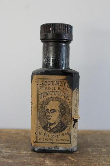 Oud brocante flesje met etiket Scotney's *Pronck & Praal* beschikbaar voor biedingen