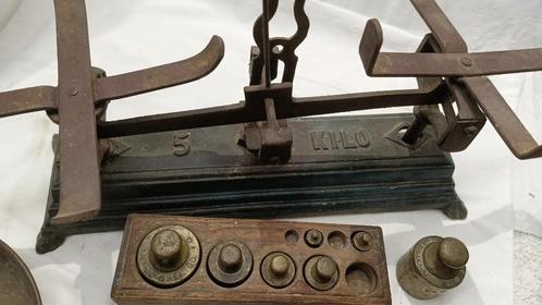 Gietijzeren antieke weegschaal en gewichten, Antiek en Kunst, Antiek | Gereedschap en Instrumenten, Ophalen of Verzenden