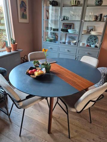 Mooie houten gebruikte tafel..zeer apart ! beschikbaar voor biedingen
