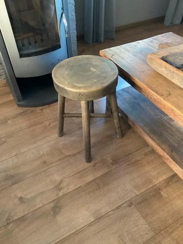 Stoer houten krukje beschikbaar voor biedingen