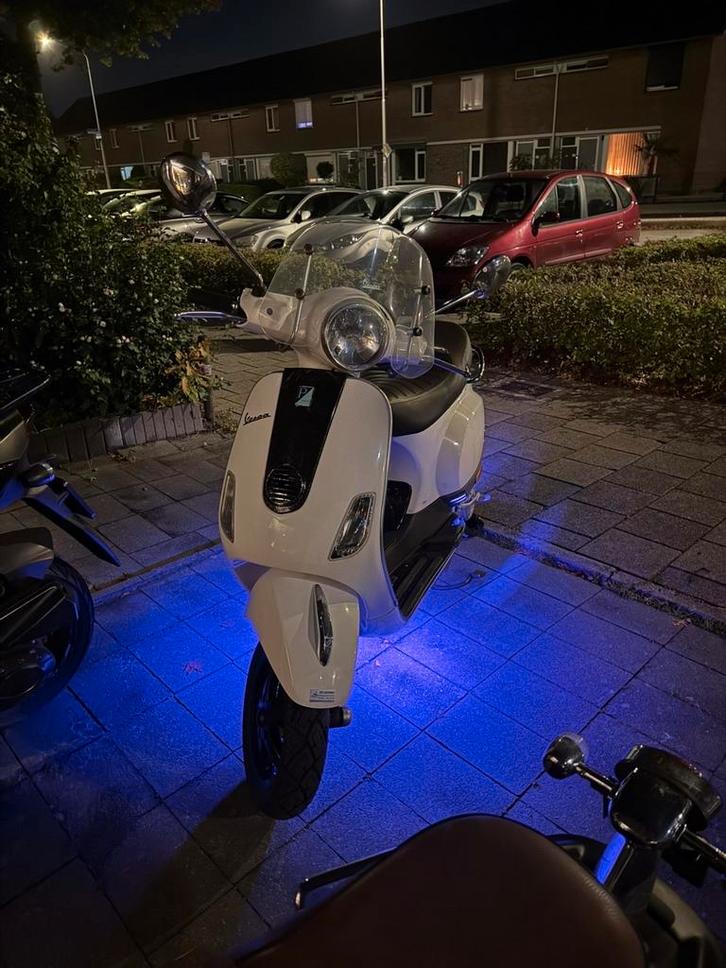 Vespa 4v 4t 50cc - Folie Carbon, Fietsen en Brommers, Scooters | Vespa, Gebruikt, Overige modellen, Maximaal 45 km/u, Benzine