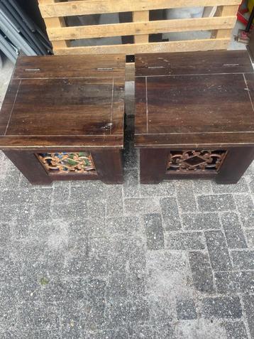 2 donker koloniale tafels 60 bij 60 beschikbaar voor biedingen