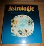 Boek Astrologie De achtergronden van het leven, Gelezen, Ophalen of Verzenden