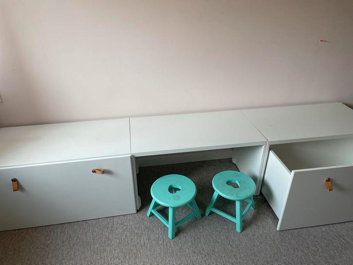IKEA Smastad Bureau + 2 Opbergkisten, Kinderen en Baby's, Kinderkamer | Commodes en Kasten, Zo goed als nieuw, Kast, Minder dan 90 cm