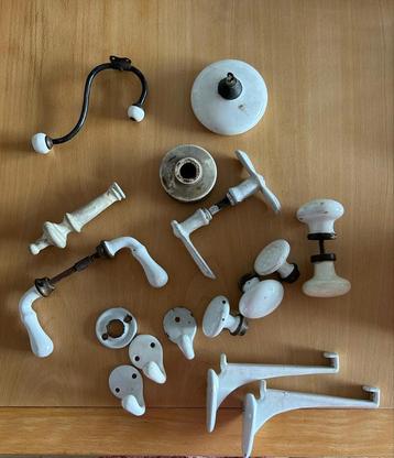 Antieke emaille en porseleinen deurklinken, haken, knoppen beschikbaar voor biedingen
