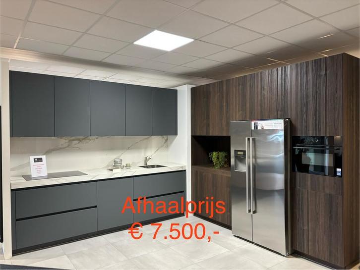 Showroomkeuken, Huis en Inrichting, Keuken | Complete keukens, Zo goed als nieuw, Hoekkeuken, Ophalen