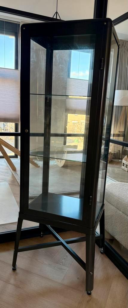 IKEA Fabrikor vitrinekast donkergrijs, Huis en Inrichting, Kasten | Vitrinekasten, Zo goed als nieuw, 150 tot 200 cm, 50 tot 100 cm