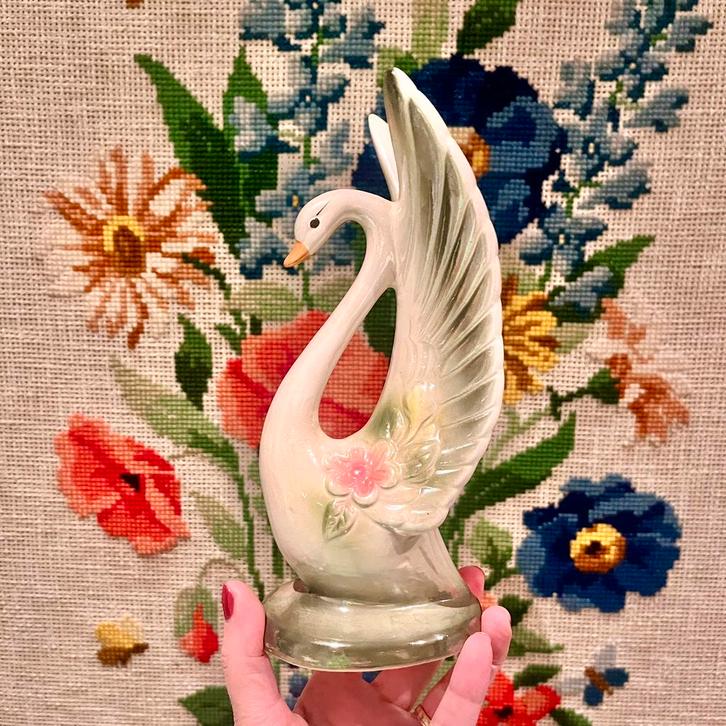 Porselein zwanen beeldje parelmoer iriserend porselein zwaan, Verzamelen, Beelden en Beeldjes, Gebruikt, Dier, Ophalen of Verzenden