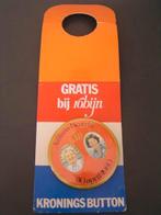 Kroningsbutton Juliana & Beatrix 1980 Robijn, op karton, Ophalen of Verzenden, Nieuw, Kaart, Foto of Prent