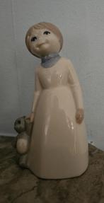 Beeldje meisje met teddybeer, Antiek en Kunst, Antiek | Keramiek en Aardewerk, Ophalen of Verzenden