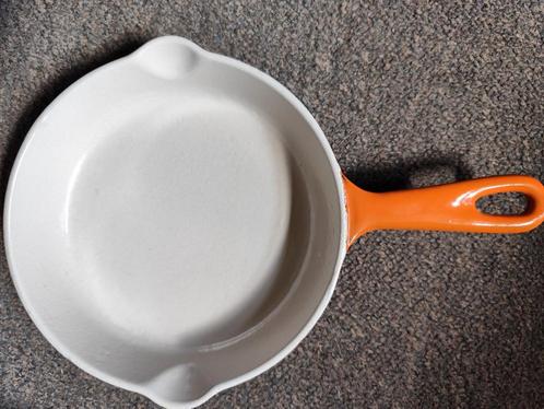 Nieuwe le creuset 16cm gietijzeren pan, Huis en Inrichting, Keuken | Potten en Pannen, Zo goed als nieuw, Koekenpan of Braadpan