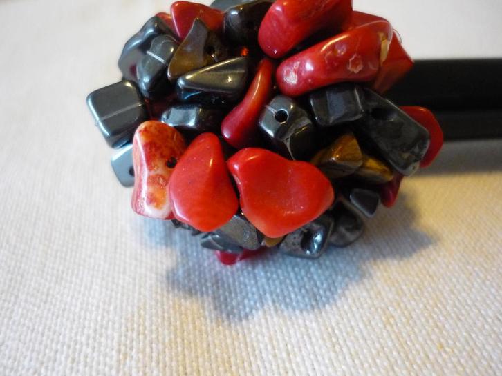 Vintage ring met Koraal en Hematiet, Sieraden, Tassen en Uiterlijk, Ringen, Gebruikt, Dame, 17 tot 18, Overige kleuren, Overige materialen