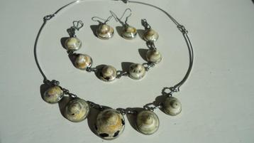vintage ketting armband en oorhangers met slakkenhuisjes  beschikbaar voor biedingen