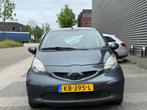 Toyota Aygo 1.0-12V + (bj dec-2006) 5-DEURS|AIRCO|APK|LMV 14, Voorwielaandrijving, Stof, Gebruikt, 4 stoelen