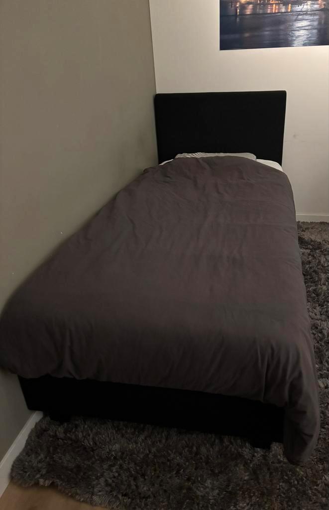 Zwarte boxspring met goed matras - 4,5 jaar oud, Huis en Inrichting, Slaapkamer | Boxsprings, Gebruikt, 90 cm, 200 cm, Eenpersoons