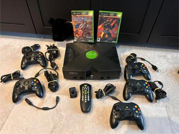 Xbox classic met vijf controllers en spellen beschikbaar voor biedingen