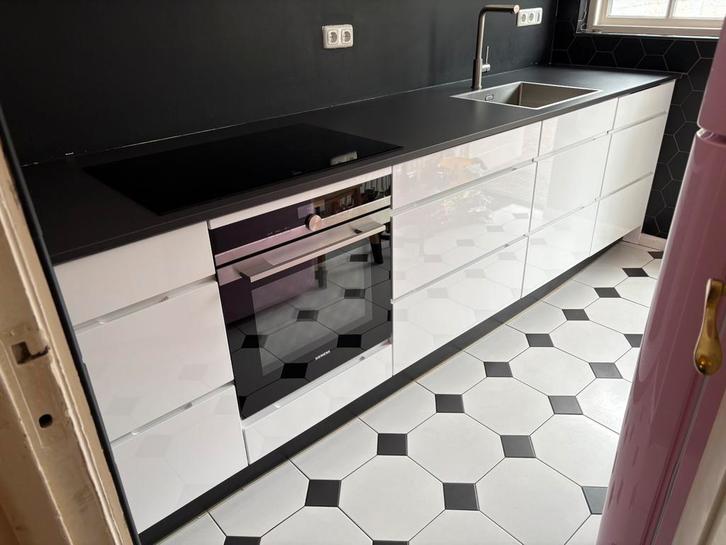 Complete keuken hoogglans wit zwart keramisch werkblad, Huis en Inrichting, Keuken | Complete keukens, Gebruikt, Enkelwandige keuken