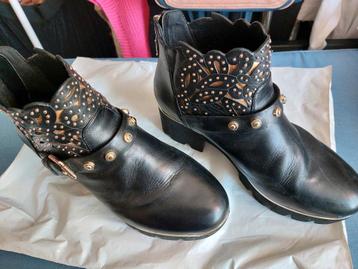 Zgan.Zwarte leren enkellaarsjes mt.42 beschikbaar voor biedingen