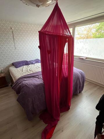 Roze Klamboe met Leuke Details beschikbaar voor biedingen