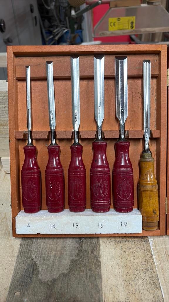 E a berg beitels met slagvaste handvaten en een guts, Ophalen of Verzenden, Zo goed als nieuw