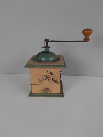 Brocante koffiemolen beschikbaar voor biedingen