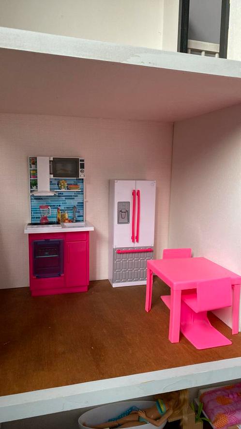 Barbie keuken, koelkast en eettafel., Kinderen en Baby's, Speelgoed | Poppen, Gebruikt, Barbie, Ophalen of Verzenden