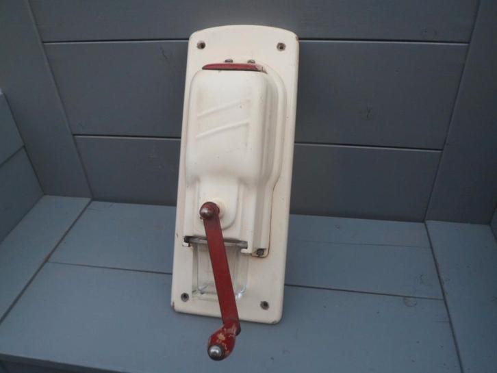 Wandkoffiemolen KOFFIEMOLEN crème rood met wandbevestiging, Antiek en Kunst, Antiek | Gereedschap en Instrumenten, Ophalen of Verzenden