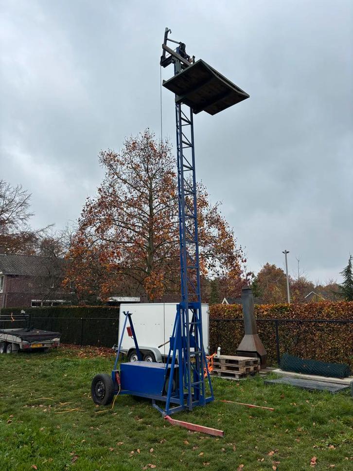Bouwlift 7M - Krachtstroom - Degelijke Wielen, Doe-het-zelf en Verbouw, Bouwliften, Gebruikt, Bouwlift, Ophalen