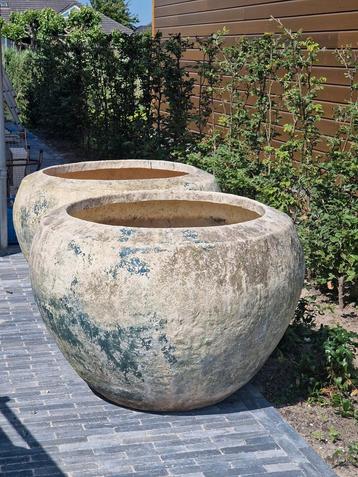 2 Hele grote tuinpotten plusminus 100 cm breed en 70 cm hoog beschikbaar voor biedingen