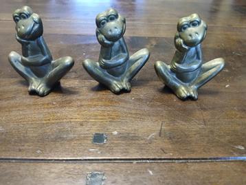 3 stuks koperen zittende kikkertjes beschikbaar voor biedingen