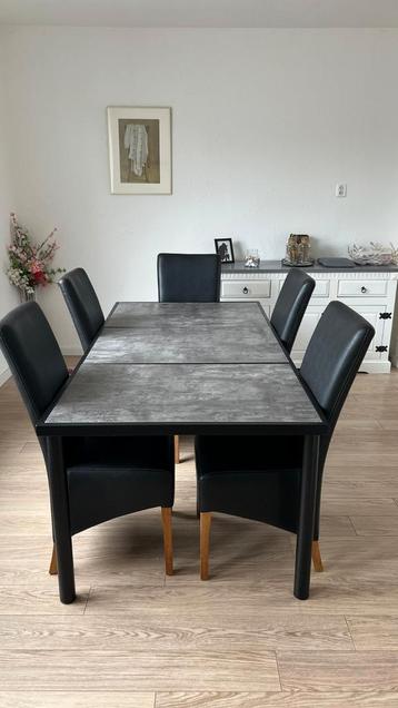 Eettafel met 5 stoelen beschikbaar voor biedingen