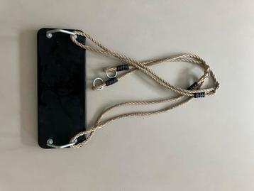 Schommel met touw en zwart zitje beschikbaar voor biedingen